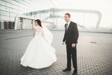 Lüks evli çift, gelin ve damat eski şehirde poz veriyor..