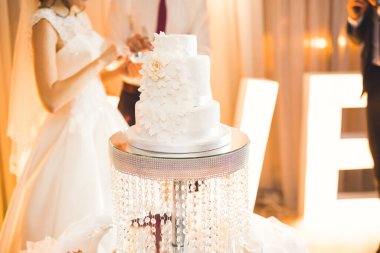 Gelin ve damat düğün pastasını kesiyor..