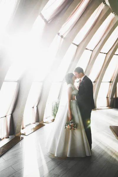 Casal Feliz Encantador Casamento Noiva Com Vestido Branco Longo Posando — Fotografia de Stock