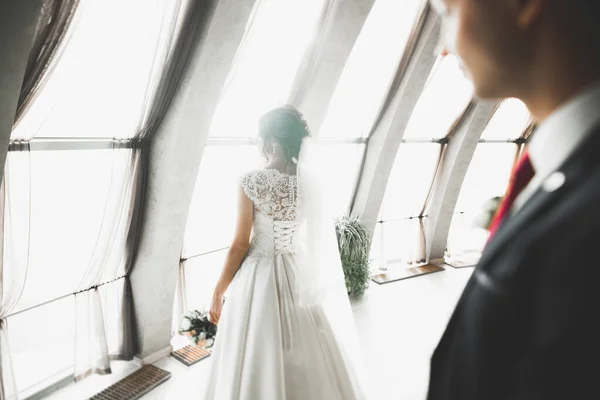 Luxus Hochzeitspaar Braut Und Bräutigam Posiert Der Altstadt — Stockfoto