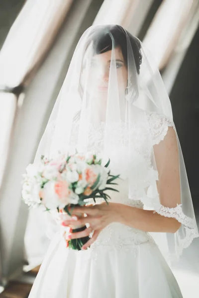 Retrato Noiva Deslumbrante Com Cabelos Longos Posando Com Grande Buquê — Fotografia de Stock