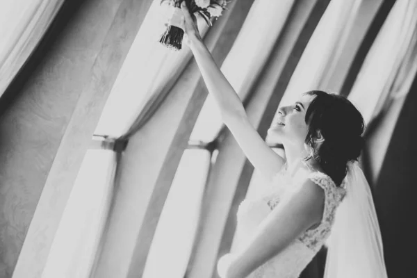 Красива Модна Наречена Весільній Сукні Позує — стокове фото