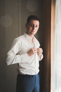 Genç ve yakışıklı bir adam iş toplantısından sonra bir otelde dinleniyor..