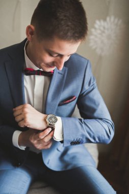 Genç ve yakışıklı bir adam iş toplantısından sonra bir otelde dinleniyor..