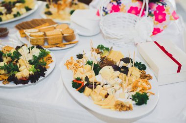 Lezzetli ve tatlı bir tatlı masası. Kapalı resepsiyonda küçük kekler ve shot 'lar var..