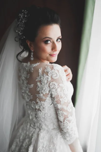 Портрет Красивой Модной Невесты Сладкой Чувственной Свадебный Макияж Волосы — стоковое фото