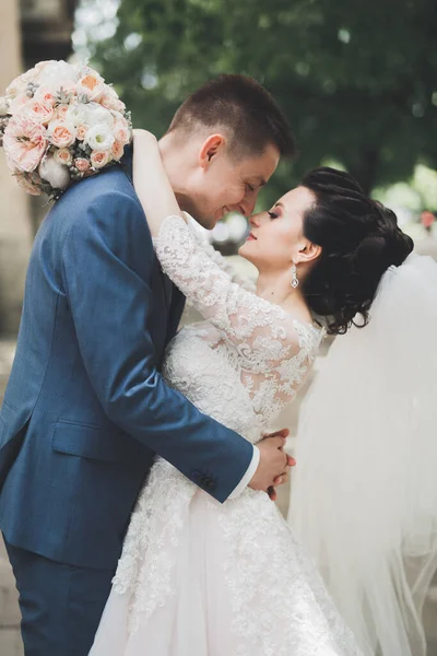 Прекрасна Щаслива Весільна Пара Наречена Довгим Білим Платтям Позує Красивому — стокове фото