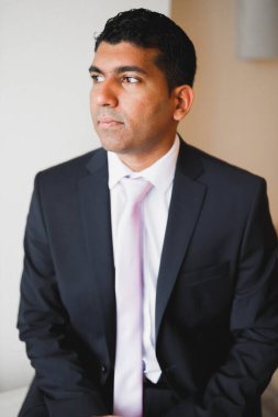 Genç ve yakışıklı bir adam iş toplantısından sonra bir otelde dinleniyor..