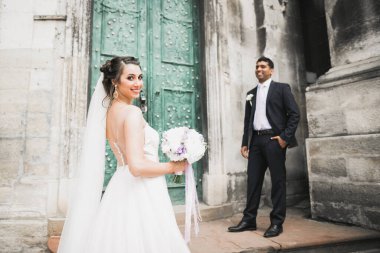 Göz kamaştırıcı mutlu çift birbirine yakın duruyor ve gözlerinin içine bakıyor..