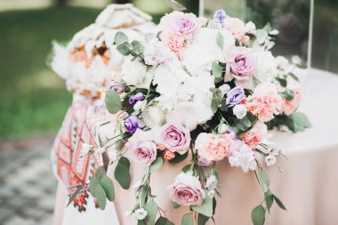 Düğün töreni için süslemeler. Güzel çiçekler..