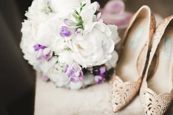 新娘结婚鞋与玫瑰花和其他花在扶手椅上 — 图库照片
