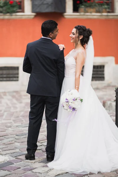 Ett Kärleksfullt Bröllop Par Går Tillbaka Längs Gatorna Staden Lviv — Stockfoto