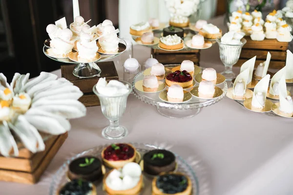 デザートと結婚式のキャンディービュッフェでおいしいお菓子 カップケーキ — ストック写真