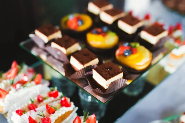 Läckra Sötsaker Bröllopsgodis Buffé Med Desserter Cupcakes — Stockfoto