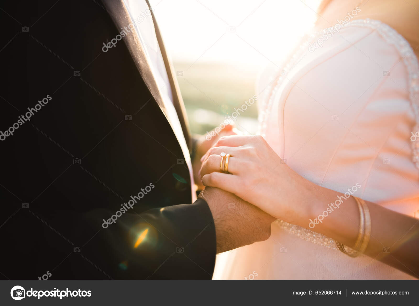 Casamento Casal Mãos Dadas Noivo Noiva Juntos Dia Casamento — Foto ©  olegparylyak.gmail.com #652066714, image size:1600x1167