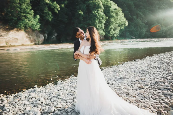 Ślub Para Pan Młody Panna Młoda Przytulanie Odkryty Pobliżu Rzeki — Zdjęcie stockowe