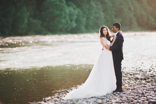 Svatební Pár Ženich Nevěsta Objímání Venku Řeky — Stock fotografie