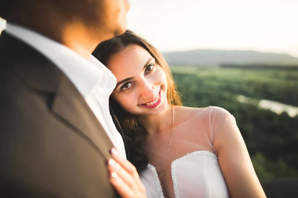 Casamento Casal Natureza Está Abraçando Uns Aos Outros Menina Modelo — Fotografia de Stock