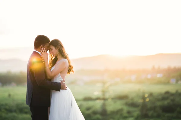 Romantikus Esküvő Pillanat Pár Friss Házas Mosolygós Portré Menyasszony Vőlegény — Stock Fotó