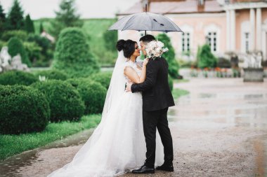 Parkta kucaklaşan yeni evli çiftin güzel romantik düğünü..