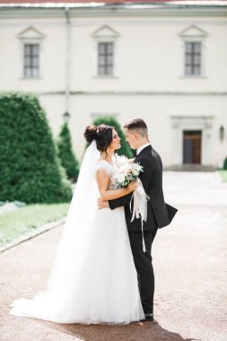 Göz kamaştırıcı mutlu çift birbirine yakın duruyor ve gözlerinin içine bakıyor..