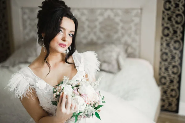 Schönheits Porträt Der Braut Trägt Modische Brautkleid Mit Federn Mit — Stockfoto