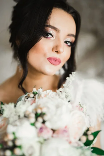 Portrét Ohromující Nevěsty Dlouhými Vlasy Pózující Velkou Kyticí — Stock fotografie