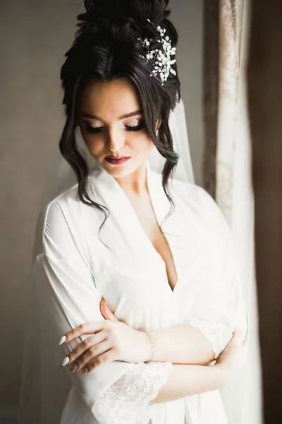 Mempelai Wanita Dengan Gaun Putih Berpose Saat Mempersiapkan Upacara Pernikahan — Stok Foto