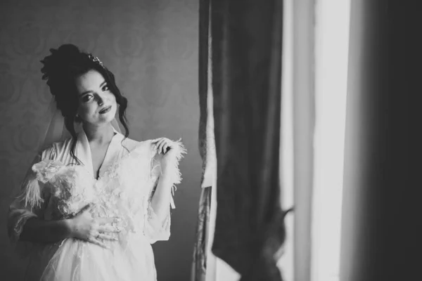 Mempelai Wanita Cantik Mengenakan Gaun Pengantin Dengan Bulu Dengan Riasan — Stok Foto