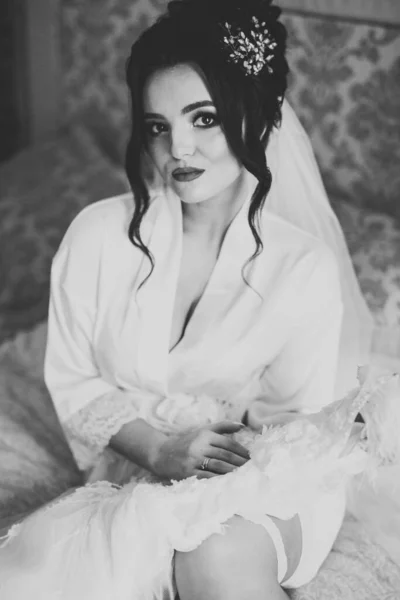 Gyönyörű Menyasszony Visel Divat Esküvői Ruha Tollak Luxus Öröm Smink — Stock Fotó