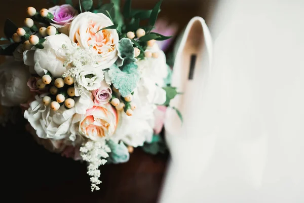 Menyasszonyi Esküvői Cipő Egy Csokor Rózsával Egyéb Virágokkal — Stock Fotó