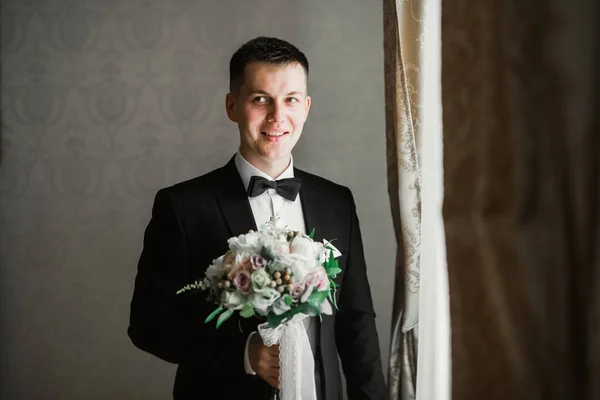 Bellissimo Uomo Sposo Possesso Bouquet Sposa Grande Bella Con Fiori — Foto Stock
