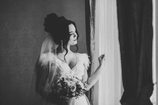 Красивая Невеста Свадебном Платье Позирует — стоковое фото