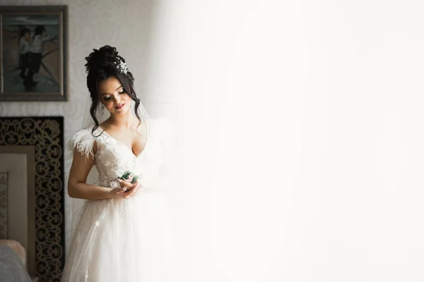 Gyönyörű Luxus Menyasszony Elegáns Fehér Ruhában — Stock Fotó