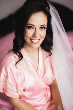 Gelinlik giymiş güzel moda gelin pozu.
