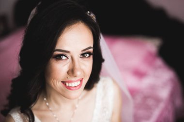 Gelinlik giymiş güzel moda gelin pozu.