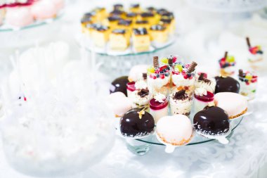 Çeşitli lezzetli tatlılar, yemek fikirleri ve kutlamalarla dolu bir büfe..