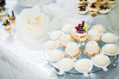 Çeşitli lezzetli tatlılar, yemek fikirleri ve kutlamalarla dolu bir büfe..