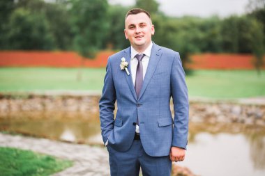 Arka planda izole edilmiş bir şekilde gülümseyen genç adamın portresi..