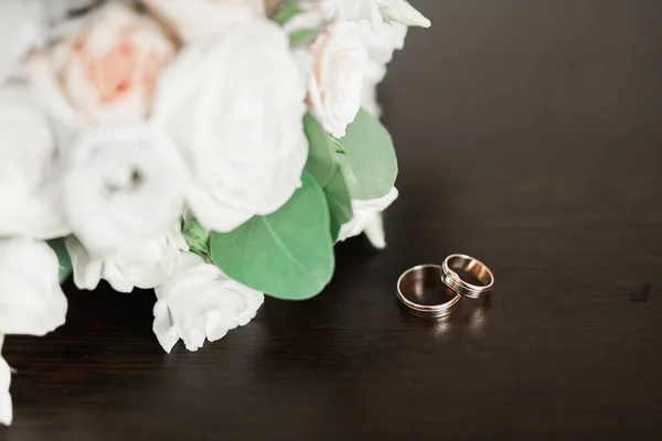 Imagem Tonificada Bonita Com Anéis Casamento Contra Fundo Buquê Flores — Fotografia de Stock