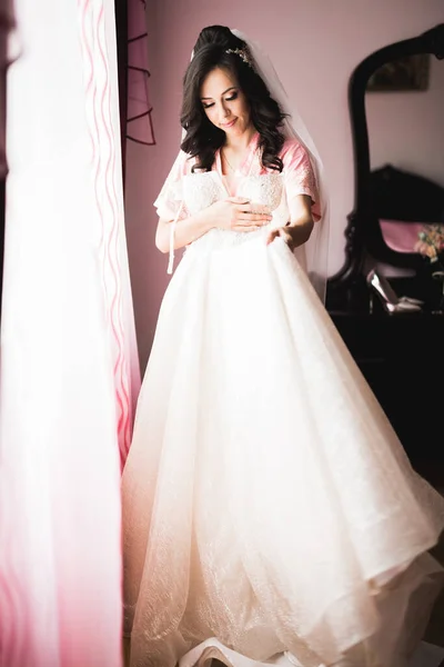 穿着婚纱打扮的漂亮新娘 — 图库照片