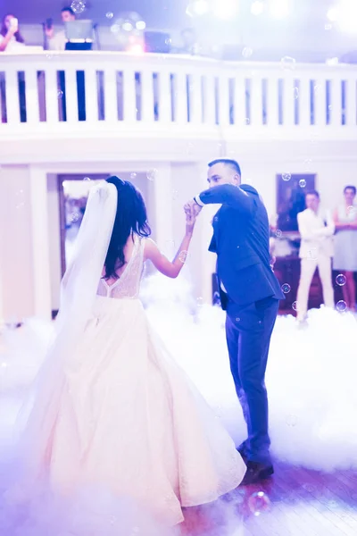Feliz Lindo Recém Casados Dançando Restaurante — Fotografia de Stock