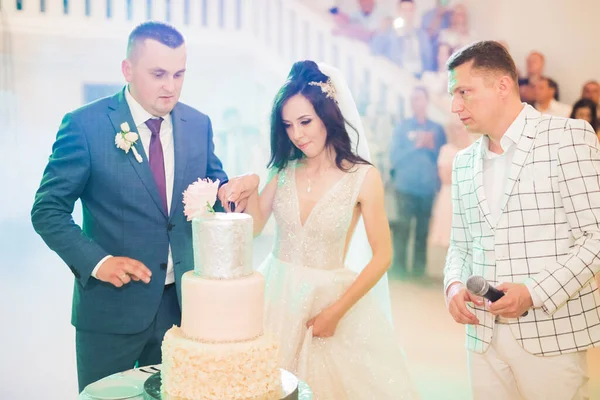 Mireasă Mire Nuntă Tăind Tortul Nuntă — Fotografie, imagine de stoc