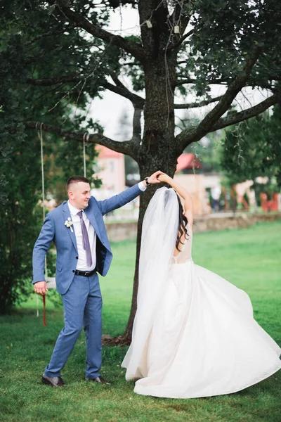 Vackra Romantiska Bröllop Par Nygifta Dansar Park — Stockfoto