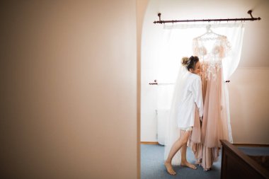 Düğün sabahı peçeli güzel bir gelin portresi..