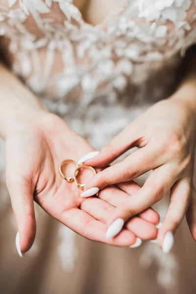 Gyönyörű Luxus Menyasszony Elegáns Fehér Ruhában Tartja Jegygyűrűk Kezében — Stock Fotó