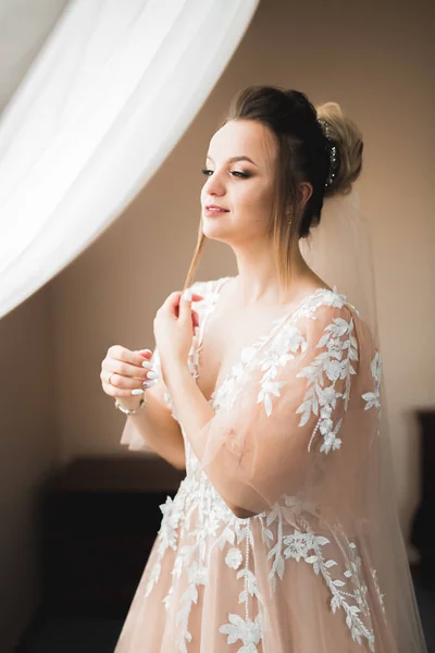 Noiva Luxo Vestido Branco Posando Enquanto Prepara Para Cerimônia Casamento — Fotografia de Stock