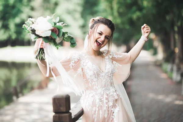 Casamento Luxo Noiva Menina Posando Sorrindo Com Buquê — Fotografia de Stock