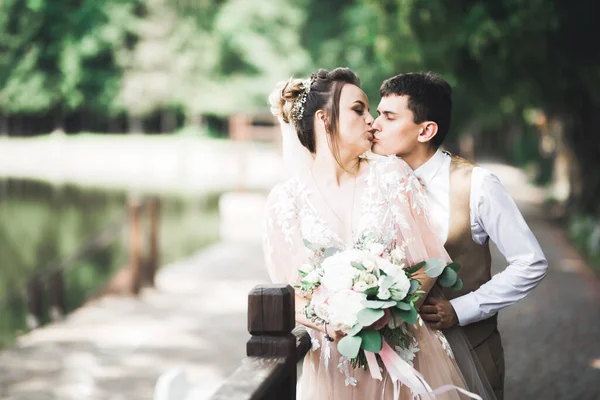 Vacker Brud Och Brudgum Omfamnar Och Kysser Sin Bröllopsdag Utomhus — Stockfoto
