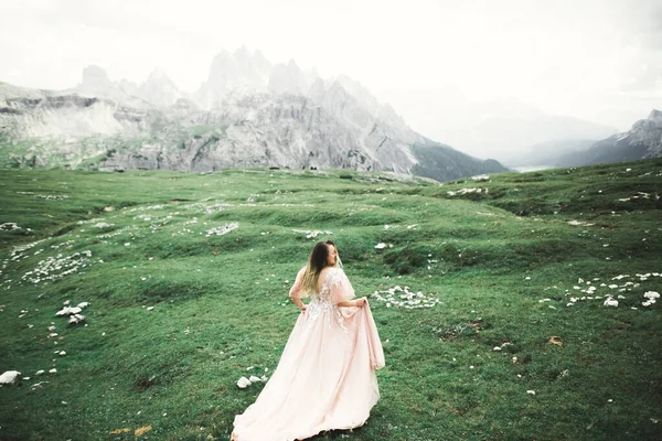 Mujer Belleza Novia Con Vestido Blanco Perfecto Fondo Montañas — Foto de Stock